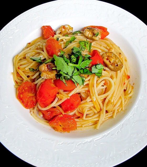 Spaghetti with butter sauce and cherry tomatoes