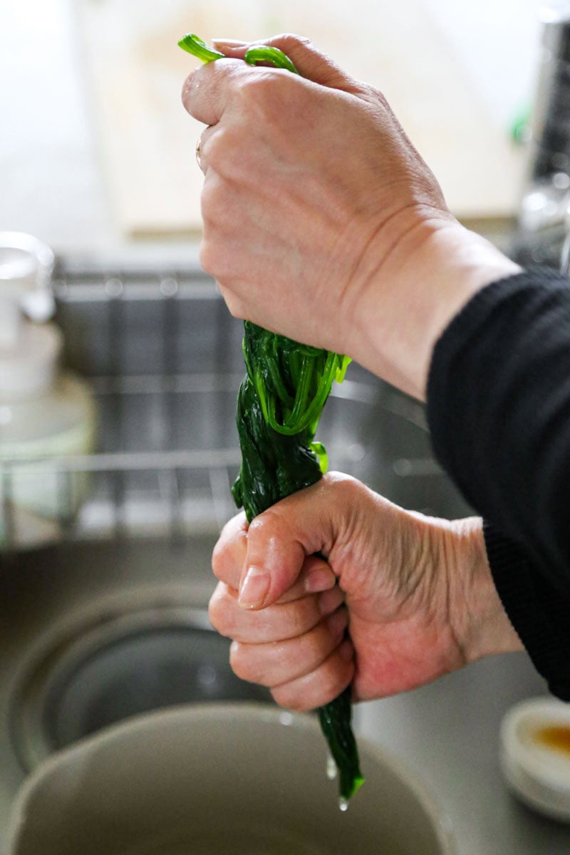 squeezing spinach