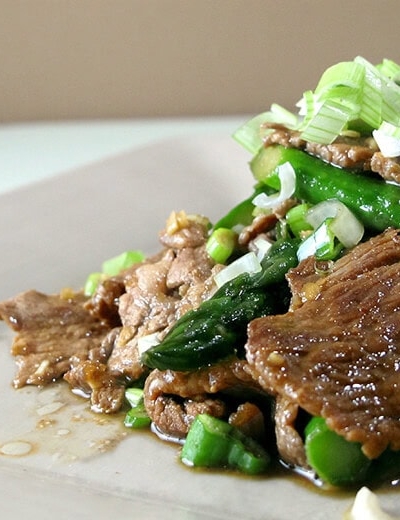 plate of sliced beef and asparagus