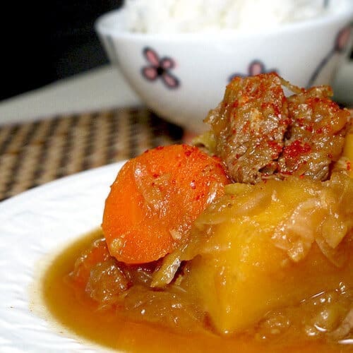 Nikujaga - This is a quick and easy recipe for Nikujaka, a traditional Japanese dish made with beef, carrots, onions and potatoes, stewed in a mix of soy sauce, a dash of sugar, mirin and sake. Recipe, beef, Japanese food, stew | pickledplum.com