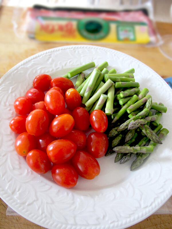 asparagus and cherry tomatoes