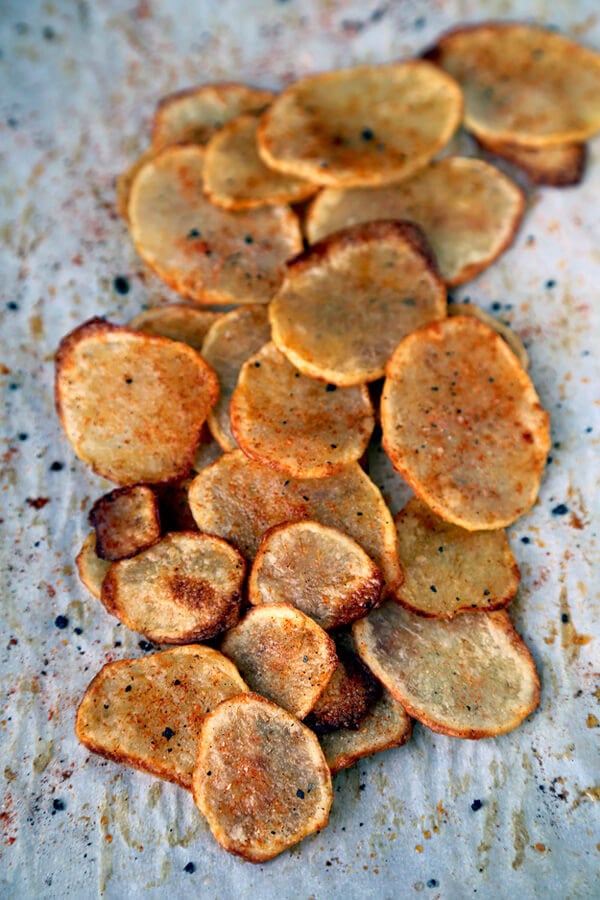 Baked Potato Chips With Salt And Paprika - A healthier way to enjoy potato chips! #healthysnacks #bakedpotato #healthypotatochips #healthyrecipes | pickledplum.com