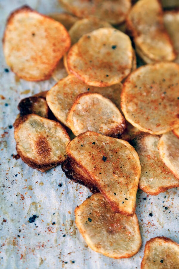 Baked Potato Chips With Salt And Paprika - A healthier way to enjoy potato chips! #healthysnacks #bakedpotato #healthypotatochips #healthyrecipes | pickledplum.com