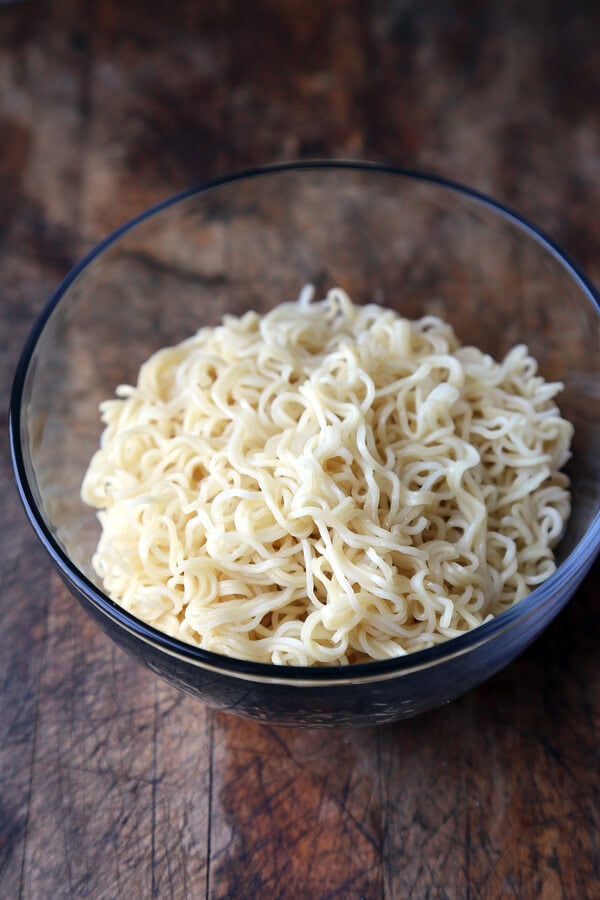 調理されたラーメン麺