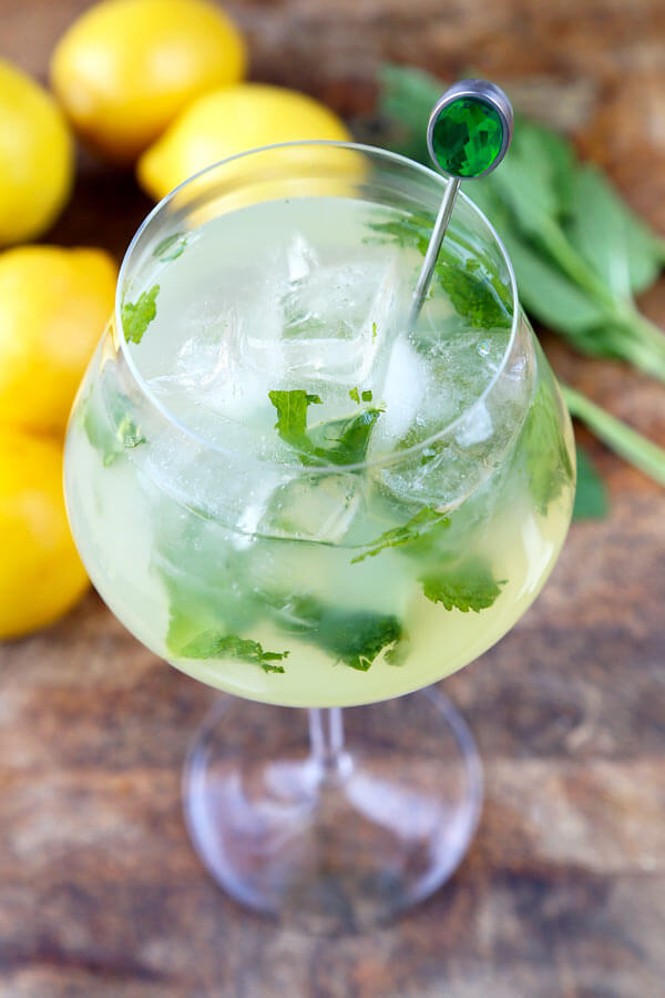 mint lemonade (low sugar) - This is a refreshing recipe for homemade lemonade with muddled mint leaves and low in sugar. #lemonaderecipe #healthylemonade #summerdrink #lemons #beverage | pickledplum.com
