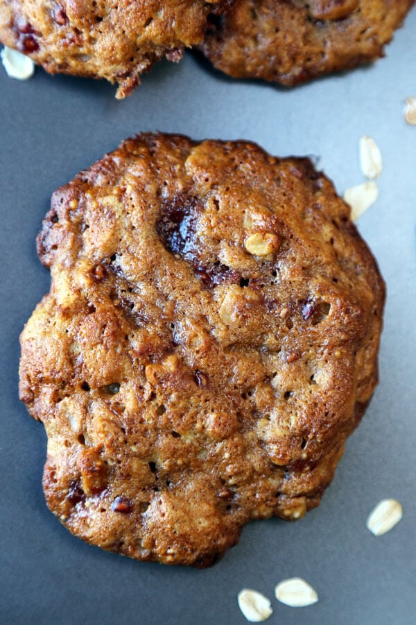 Gluten-free goodness! Chewy, sweet and fruity, these gluten-free peanut butter and raspberry jam cookies are so good you won't be able to stop at just one! #glutenfreecookies #glutenfreerecipes #flourless #homemadecookies | pickledplum.com