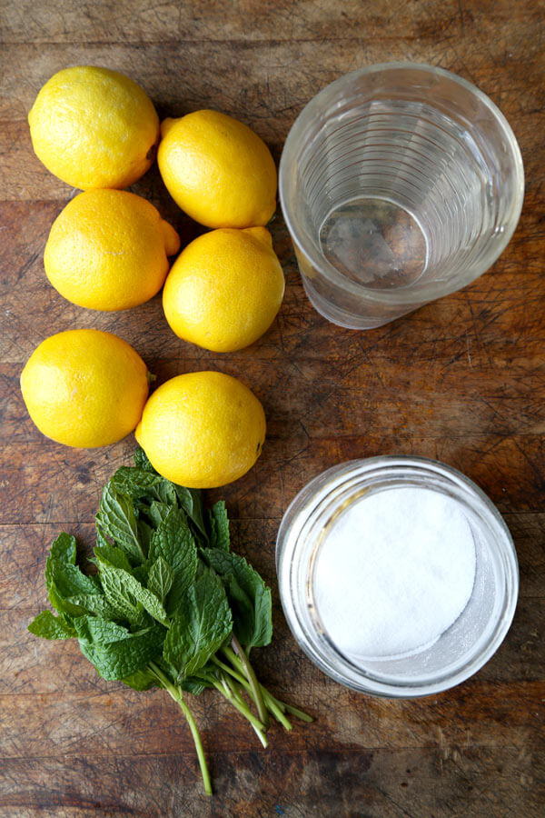 mint lemonade (low sugar) - This is a refreshing recipe for homemade lemonade with muddled mint leaves and low in sugar. #lemonaderecipe #healthylemonade #summerdrink #lemons #beverage | pickledplum.com