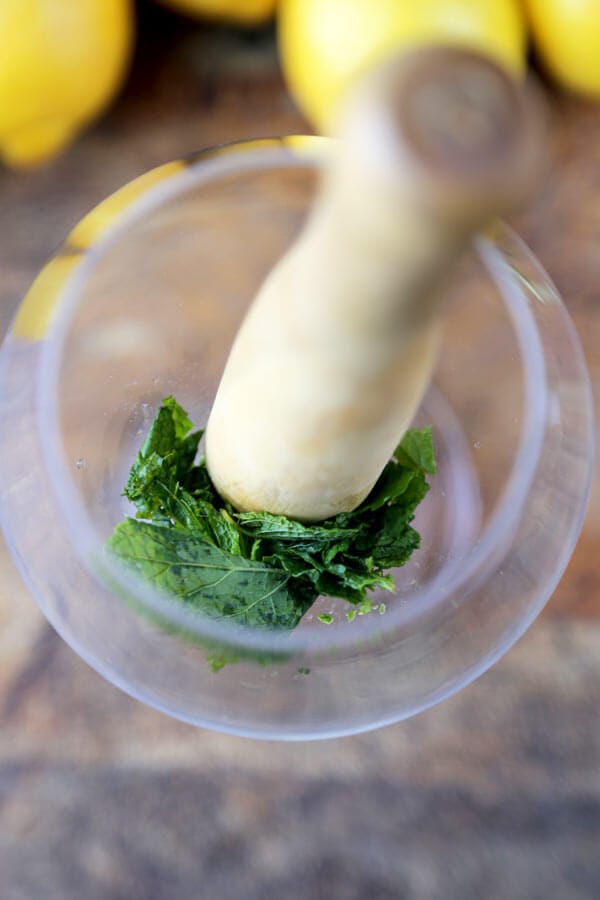 mint lemonade (low sugar) - This is a refreshing recipe for homemade lemonade with muddled mint leaves and low in sugar. #lemonaderecipe #healthylemonade #summerdrink #lemons #beverage | pickledplum.com