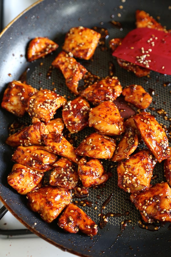 Koreaanse kleverige kip recept - Een eenvoudig, lekker en gemakkelijk recept dat je thuis in slechts 15 minuten kunt maken! #chickenrecipe #asian #stiryfry | pickledplum.com