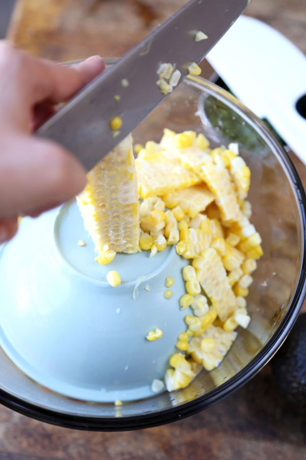 how to slice corn on the cob