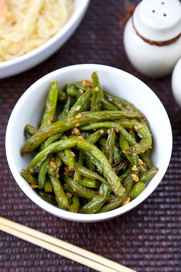 Dry-fried green beans - a delicious Chinese side dishes that's vegetarian and only requires a few ingredients! Savory, garlicky and tender green beans to add to your Asian dinner recipes rotation! #airfryer #chineserecipes #vegetarian #healthyrecipes | pickledplum.com