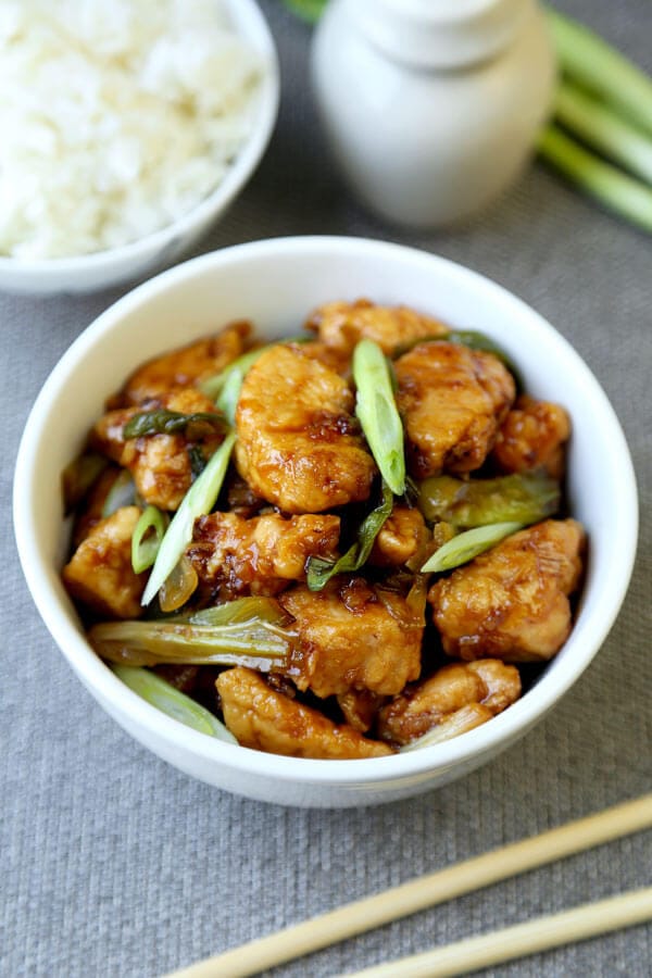 Melhor do que a receita de galinha mongol pronta em 15 minutos! Pedaços de frango tenros de cebolinha cozinhados num molho de batata frita castanha doce e salgada.