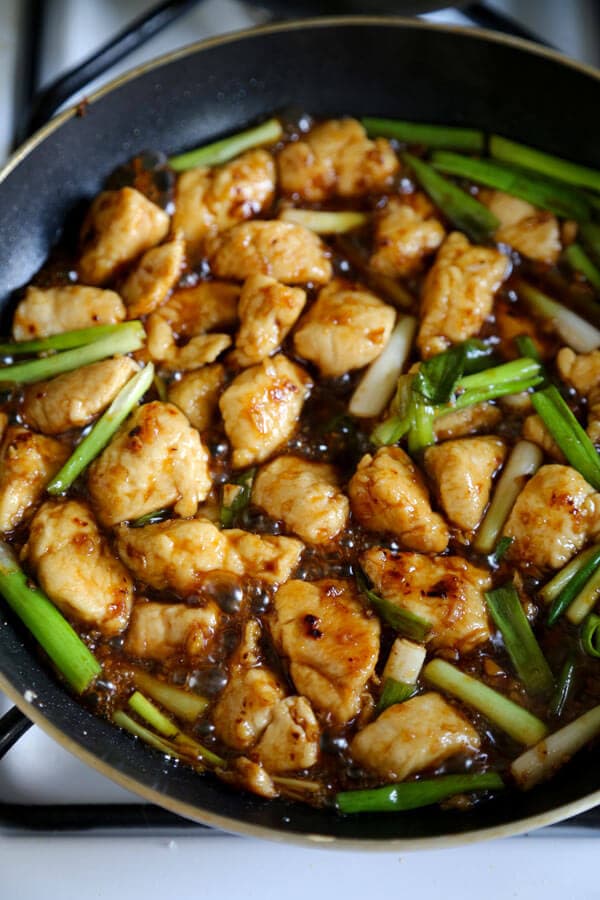 Melhor do que levar o Frango da Mongólia pronto em 15 minutos! Pedaços de frango tenros de cebolinha cozinhados num molho de batata frita castanha salgada.