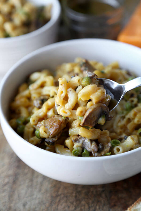 Slow Cooker Mac and Cheese Recipe - Earthy and comforting macaroni and cheese that's easy to make in a crockpot, slow cooker or rice cooker! #macandcheese #slowcooker #slowcookerpasta #kidfriendly | pickledplum.com