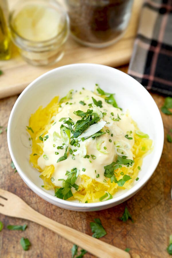 Healthy Spaghetti Squash Alfredo Recipe - low carb, easy and super tasty! I'm showing you how to cook spaghetti squash in the oven or microwave and toss it in a low fat, savory and creamy alfredo sauce. #spaghettisquash #healthyeating #healthyrecipes #sidedish | pickledplum.com 