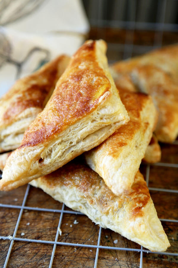 Best Apple Turnover Recipe - Easy homemade apple turnover that are flaky and light! Made with puff pastry and tangy apples, this recipe is healthy, low sugar, perfect for families looking for healthy alternatives. Healthy Baking has never tasted this good! #applepie #kidfriendlyrecipe #healthydessert #apples | pickledplum.com 