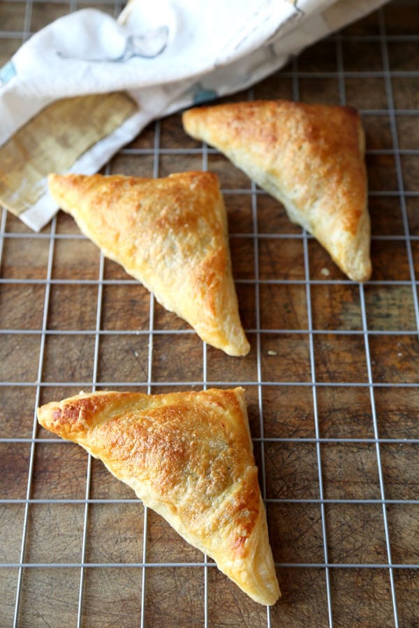 Best Apple Turnover Recipe - Easy homemade apple turnover that are flaky and light! Made with puff pastry and tangy apples, this recipe is healthy, low sugar, perfect for families looking for healthy alternatives. Healthy Baking has never tasted this good! #applepie #kidfriendlyrecipe #healthydessert #apples | pickledplum.com 