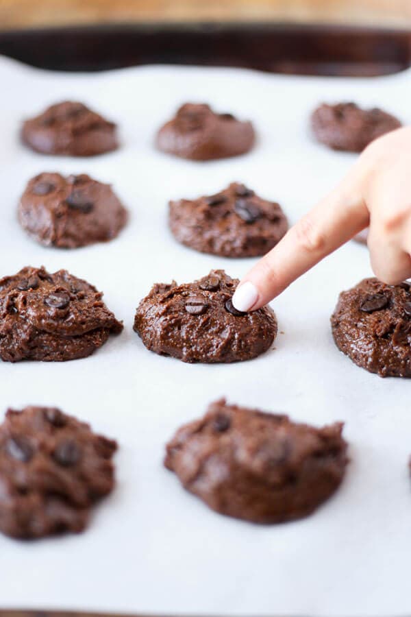 Skinny Chocolate Espresso Cookies - Extra virgin olive oil and a banana replace the butter in these healthier chocolate espresso cookies. Super moist, just sweet enough to satisfy a sweet tooth and with crunchy coffee beans, these are the perfect cookies for adults! sweets, dessert, low fat | pickledplum.com