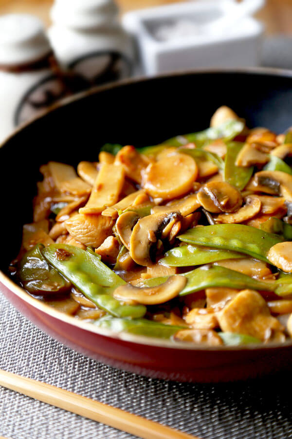 Moo goo gai pan - Better than takeout moo goo gai pan recipe that's savory and a little sour. Healthy Chinese recipes, healthy dinner recipes, Chinese chicken recipes, easy Chinese stir fry | pickledplum.com