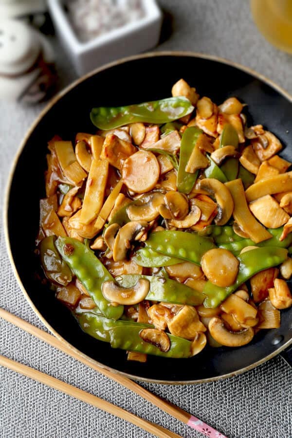 Moo goo gai pan - Better than takeout moo goo gai pan recipe that's savory and a little sour. Healthy Chinese recipes, healthy dinner recipes, Chinese chicken recipes, easy Chinese stir fry | pickledplum.com