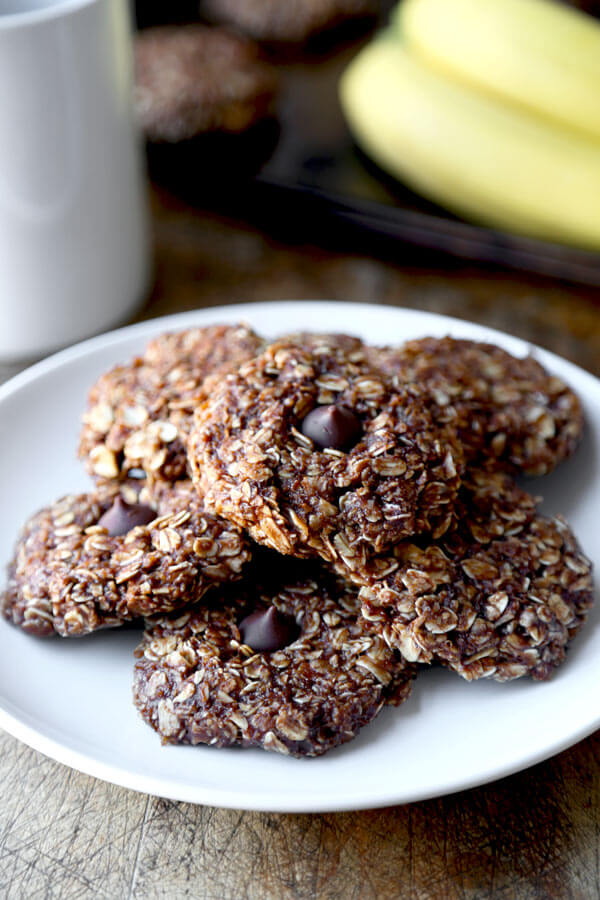 An unbelievably easy, chewy and peanut buttery no bake oatmeal cookies recipe you won't be able to stop eating! Only 10 minutes to prep and healthier than you think. We love! |pickledplum.com