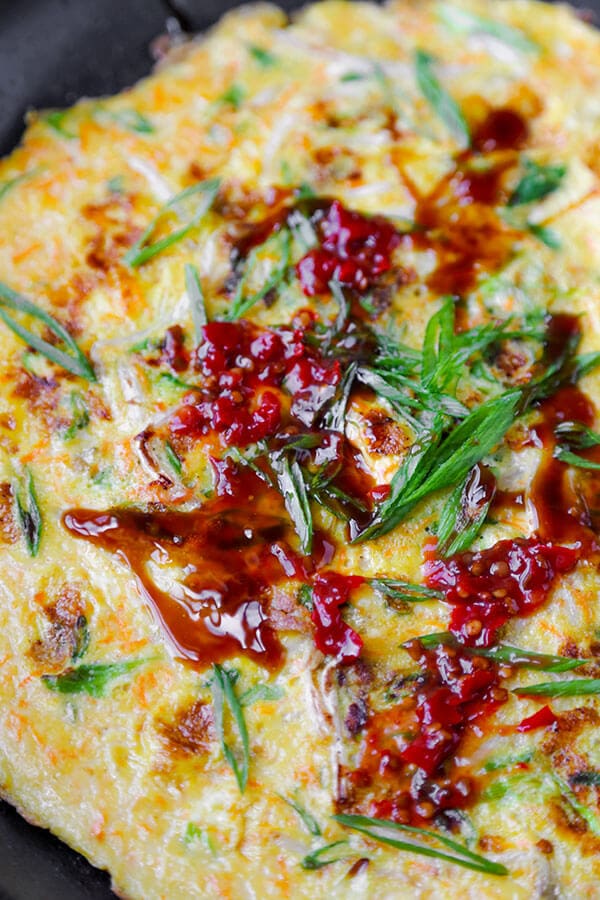  Omelette aux légumes chinois - Une omelette aux légumes chinois simple avec assaisonnement Maggi et garnie de sauce aux huîtres. Cette recette est tellement délicieuse qu'elle fera partie de votre rotation de repas hebdomadaire! On adore ça pour le brunch! Recette Facile Et rapide. | pickledplum.com 