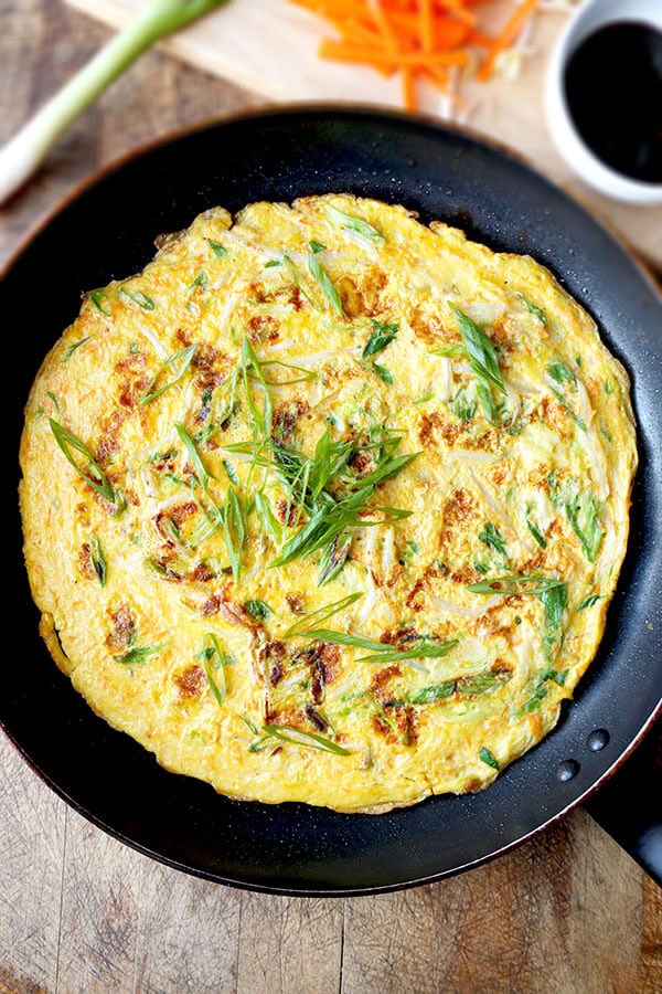 Cinese Omelette di Verdure - Un Cinese semplice omelette di verdure con Maggi condimento e condita con salsa di ostriche. Questa ricetta è così gustoso, diventerà parte della vostra rotazione pasto settimanale! Ci piace questo per il brunch! Ricetta facile e veloce. / pickledplum.com 