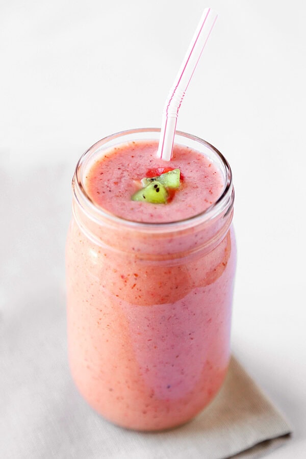 Bright Skin Smoothie - Zingy, refreshing and moisturizing for the skin! This bright skin smoothie brightens up the complexion and makes it glow - and it only takes 7 ingredients and 5 minutes to make! Easy, healthy, vegan, gluten free. | pickledplum.com