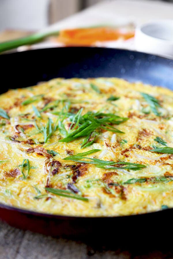  Chinese Vegetable Omelette - Una semplice frittata di verdure cinese con condimento Maggi e condita con salsa di ostriche. Questa ricetta è così gustoso, diventerà parte della vostra rotazione pasto settimanale! Ci piace questo per il brunch! Ricetta facile e veloce. | pickledplum.com