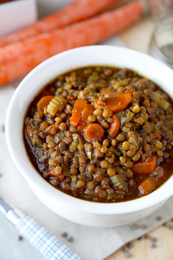 vegan lentil soup - Pour yourself a bowl of hearty and nutty vegan lentil soup for dinner tonight! Packed with nutrients and vitamins, it will keep you warm and cozy all winter long! gluten free, low fat, low calories | pickledplum.com
