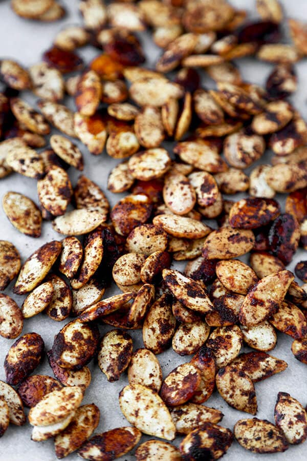 Spiced Roasted Pumpkin Seeds - These spiced roasted pumpkin seeds are sweet, salty and packed with nutrients. Whether it's fall, winter, spring or summer, they are the perfect, healthy mid afternoon snack! Healthy, vegetarian, gluten free | pickledplum.com