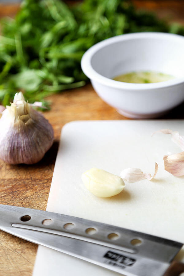 knife-and-garlic