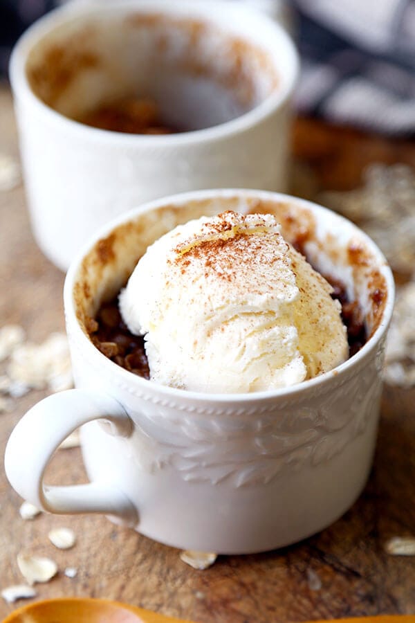 Apple Crumble Mug Cake - A sweet, słodkie, kruche i pełne owoców ciasto jabłkowe z kruszonką, które smakuje bosko z gałką kremowych lodów waniliowych! Gotowe w 15 minut lub mniej. Przepis, deser, jabłka, lody, przekąska, smakołyk, crumble | pickledplum.com