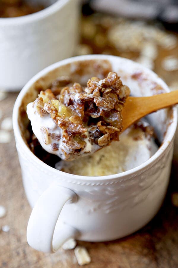 Apple Crumble Mug Cake - O rețetă dulce, gingașă și plină de fructe de Apple Crumble Mug Cake care are un gust divin cu o cupă de înghețată cremoasă de vanilie! Gata în 15 minute sau mai puțin. Rețetă, desert, mere, înghețată, gustare, răsfăț, crumble | pickledplum.com