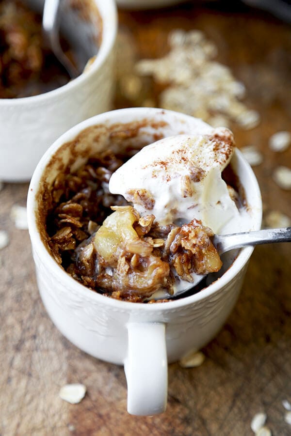 Apple Crumble Mug Cake - Una dolce, gommosa e fruttata Apple Crumble Mug Cake Recipe che ha un sapore divino con una pallina di gelato alla vaniglia! Pronto in 15 minuti o meno. Ricetta, dessert, mele, gelato, snack, delizia, crumble | pickledplum.com