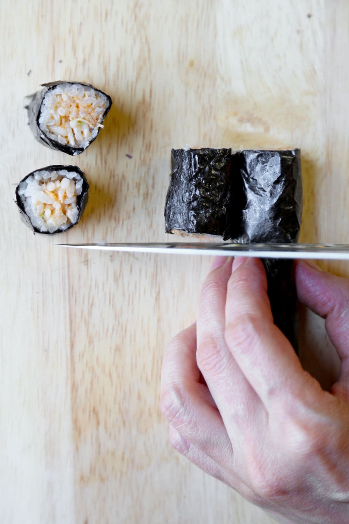 cutting sushi roll