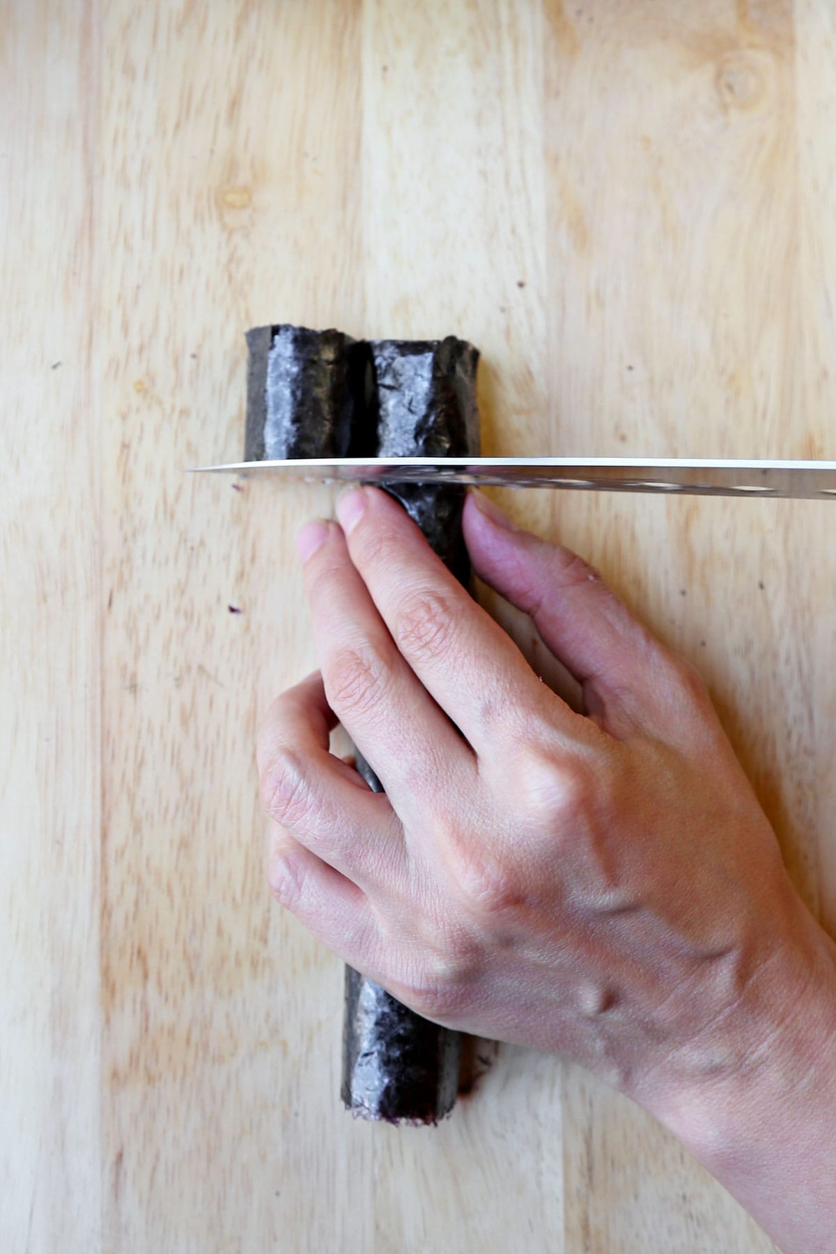 slicing maki roll