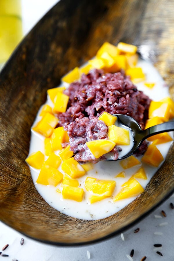 Mango Sticky Rice Recipe - A fruity, creamy Mango Sticky Rice Recipe that hails from the land of smiles. Warning: this classic Thai dessert may be addictive! Recipe, Thai, dessert, snack, rice, coconut, fruit | pickledplum.com