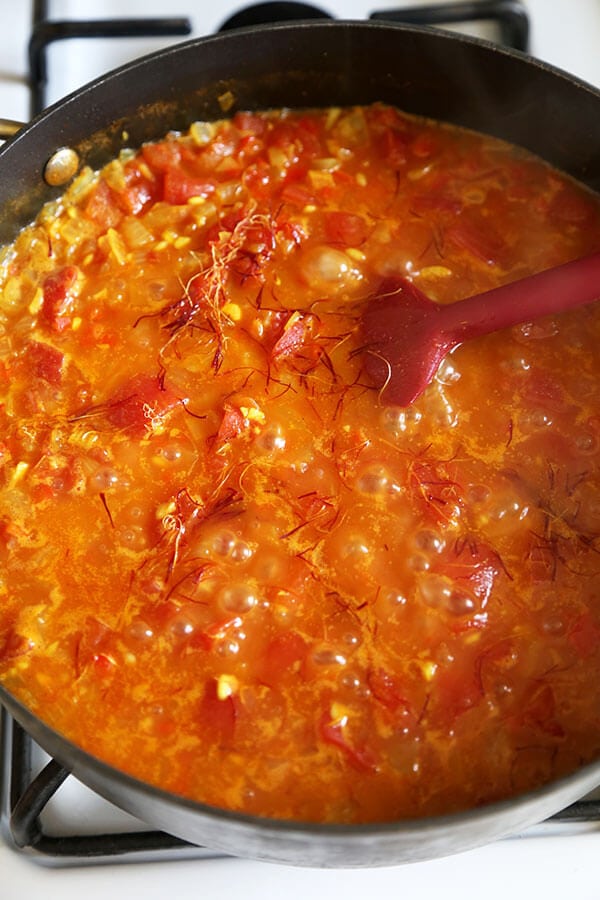 saffron-in-paella-broth