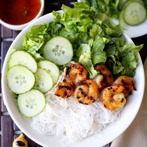 vietnamese shrimp with rice noodles