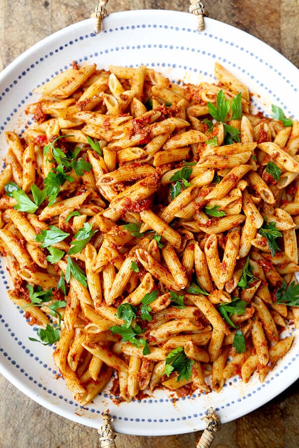 Penne With Sun Dried Tomato Pesto - A sweet and tangy penne with sun dried tomato pesto. Dinner for the whole is ready in less than 20 minutes! Recipe, pasta, healthy, penne, dinner, main | pickledplum.com