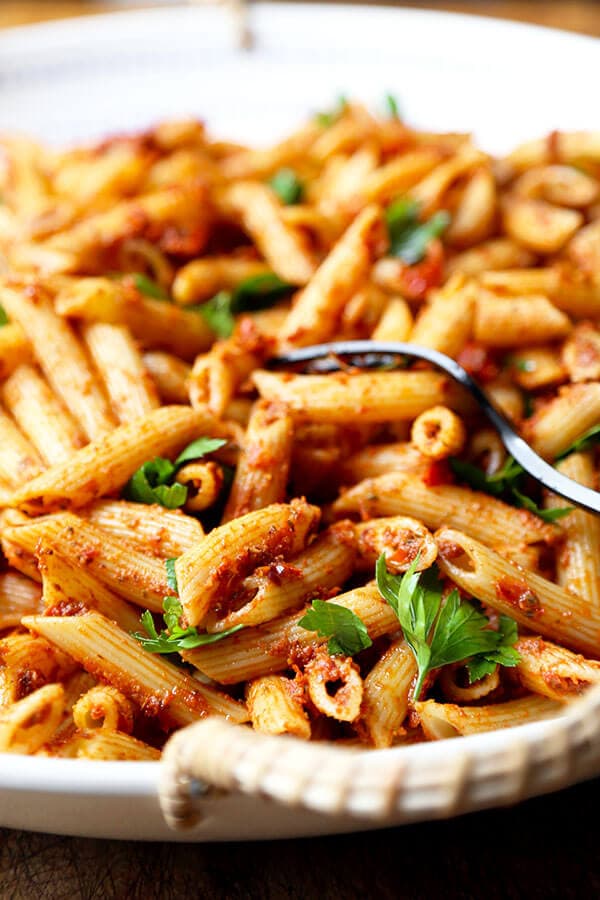 Penne With Sun Dried Tomato Pesto - A sweet and tangy penne with sun dried tomato pesto. Dinner for the whole is ready in less than 20 minutes! Recipe, pasta, healthy, penne, dinner, main | pickledplum.com