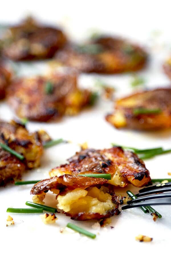 Smashed red potatoes with garlic and chives - A savory and super-simple Smashed Red Potatoes With Garlic and Chives Recipe that’s crispy on the outside, lush and velvety on the inside! Recipe, potatoes, side, gluten free, vegan | pickledplum.com