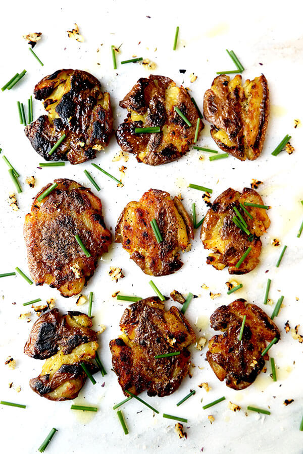 Smashed red potatoes with garlic and chives - A savory and super-simple Smashed Red Potatoes With Garlic and Chives Recipe that’s crispy on the outside, lush and velvety on the inside! Recipe, potatoes, side, gluten free, vegan | pickledplum.com