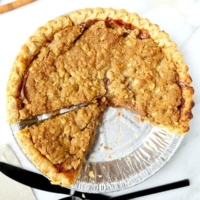 Dutch Apple Pie Recipe - This is an easy homemade recipe for Dutch apple pie with a crumble topping made with oats, brown sugar, butter and olive oil. So good! #applepie #appledessert #pierecipe #dessert | pickledplum.com
