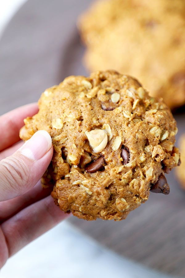 Pumpkin Oatmeal Cookies - These healthier Pumpkin Oatmeal Cookies are one part gooey oatmeal chocolate chip cookie, one part pumpkin pie. Ready in 25 minutes from start to finish! Recipe, cookies, dessert, healthy snack, baking | pickledplum.com