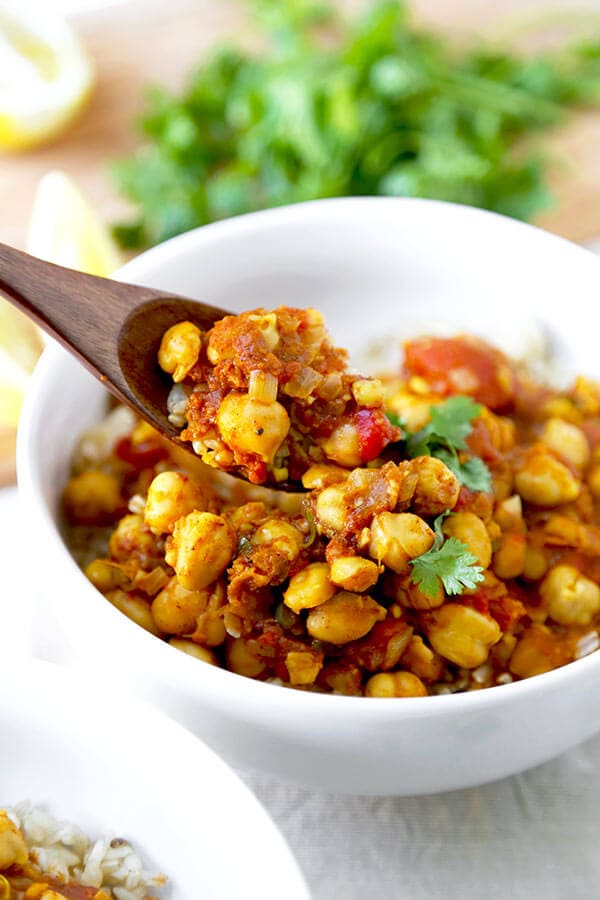 Slow Cooker Chana Masala - A simple South Asian vegetarian dish, this smoky and golden Slow Cooker Chana Masala Recipe requires only 10 minutes of kitchen prep! Recipe, Indian food, curry, slow cooker, crock pot, healthy, vegetarian, vegan | pickledplum.com