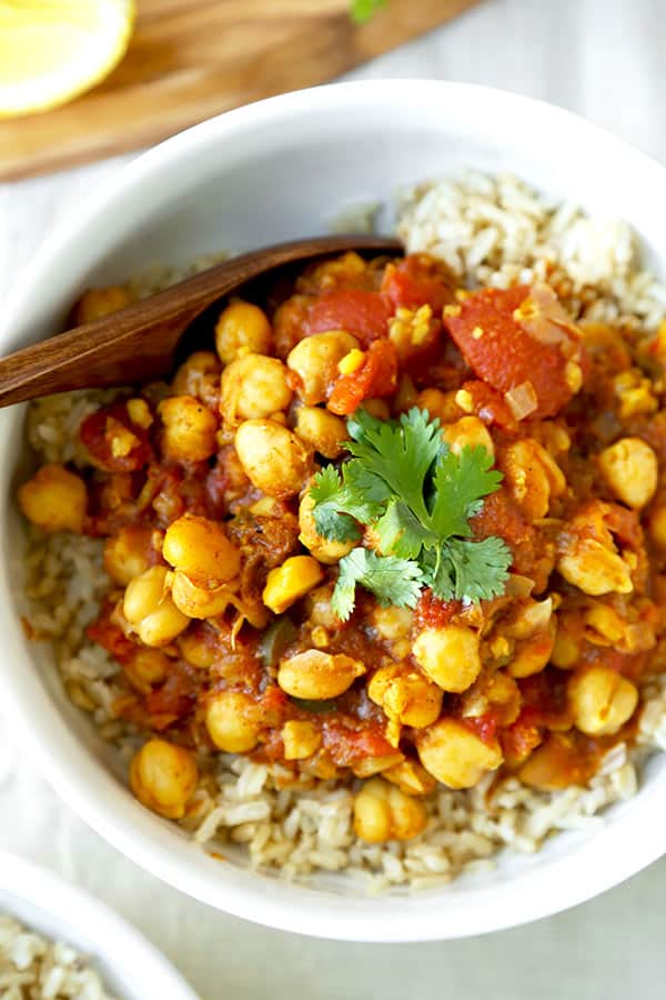 Slow Cooker Chana Masala - A simple South Asian vegetarian dish, this smoky and golden Slow Cooker Chana Masala Recipe requires only 10 minutes of kitchen prep! Recipe, Indian food, curry, slow cooker, crock pot, healthy, vegetarian, vegan | pickledplum.com