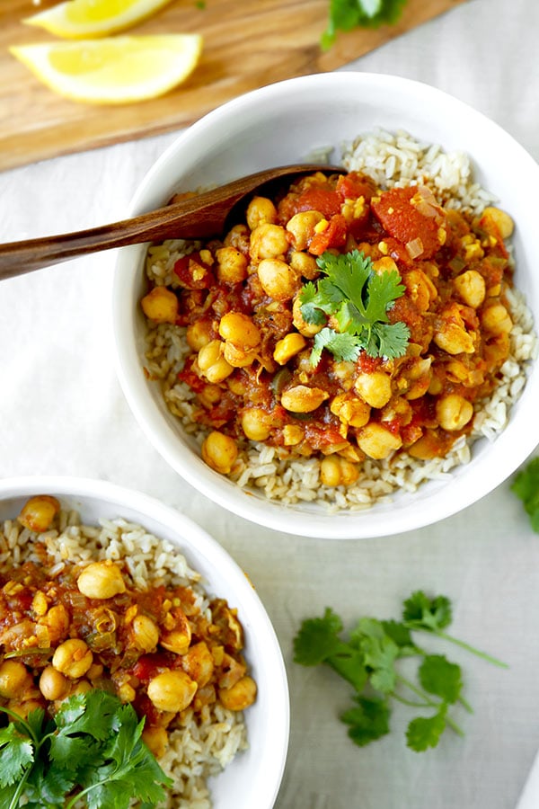 Slow Cooker Chana Masala - A simple South Asian vegetarian dish, this smoky and golden Slow Cooker Chana Masala Recipe requires only 10 minutes of kitchen prep! Recipe, Indian food, curry, slow cooker, crock pot, healthy, vegetarian, vegan | pickledplum.com