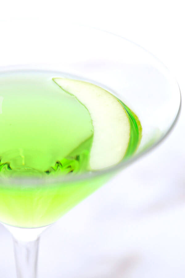 Sour Appletini - A very green and puckery Sour Appletini Recipe that tastes just like Granny Smith apples! Only 3 ingredients needed! Recipe, drinks, cocktail, vodka, Thanksgiving, Christmas | pickledplum.com